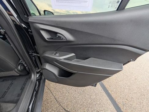 Used 2025 Chevrolet Trax LT FWD image 7