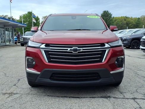Used 2023 Chevrolet Traverse LT FWD image 2