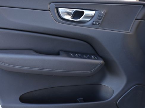 Used 2021 Volvo XC60 T5 Momentum w/ Protection Package Premier image 15