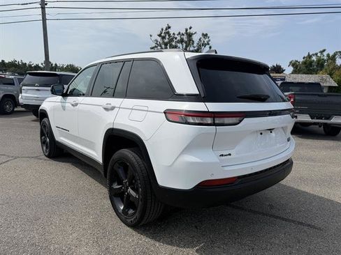 Used 2023 Jeep Grand Cherokee Altitude image 6