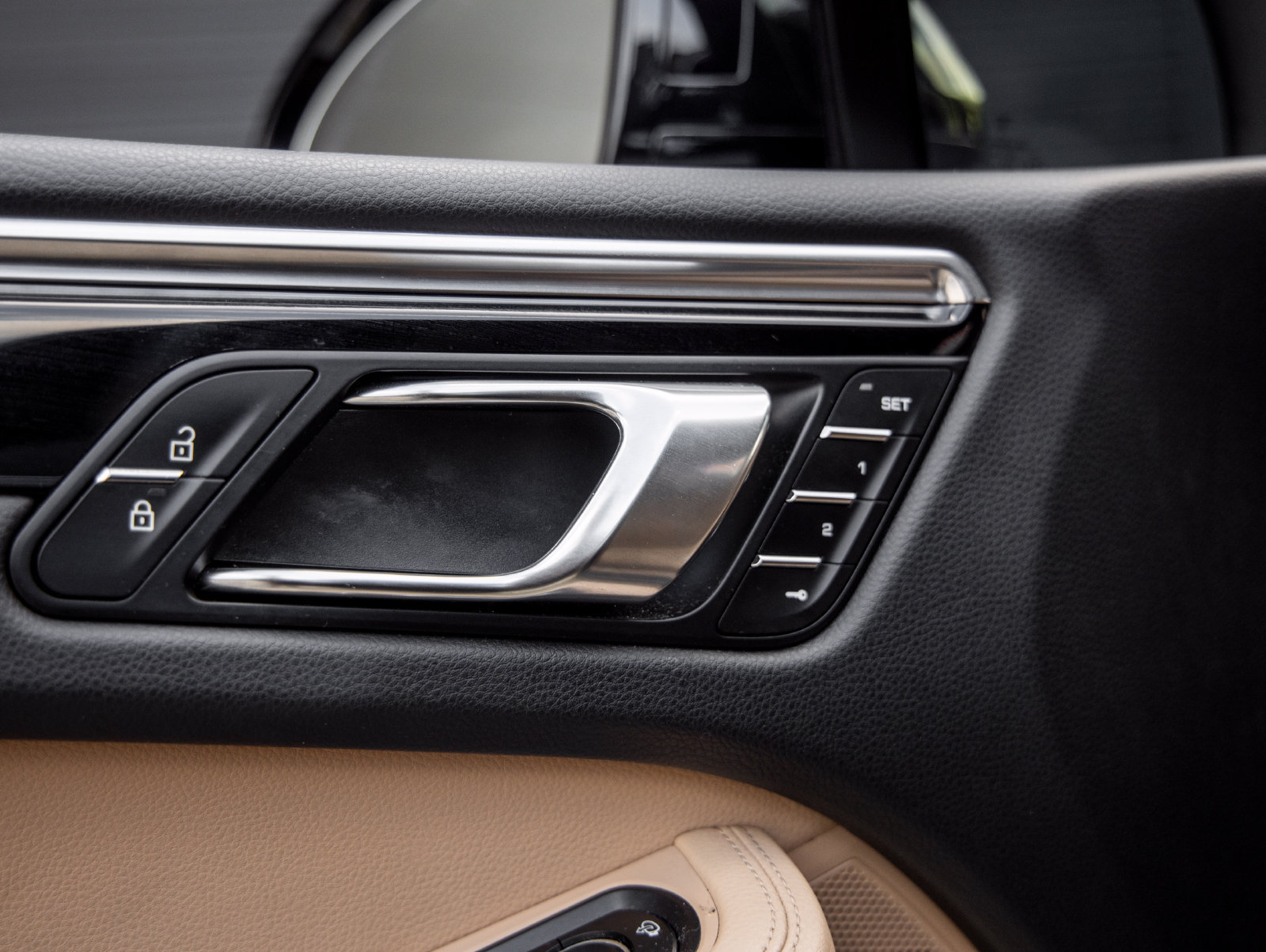 Certified 2024 Porsche Macan AWD/4WD image 21