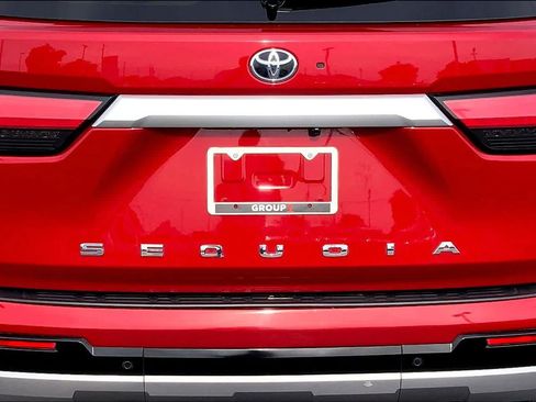 Used 2023 Toyota Sequoia Capstone AWD/4WD image 31