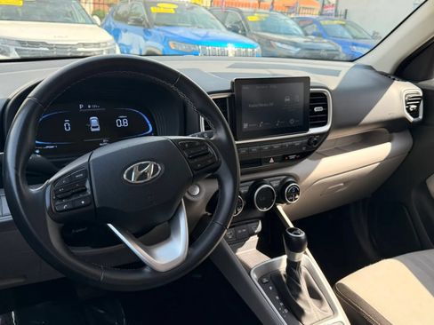 Used 2025 Hyundai Venue SEL FWD image 17