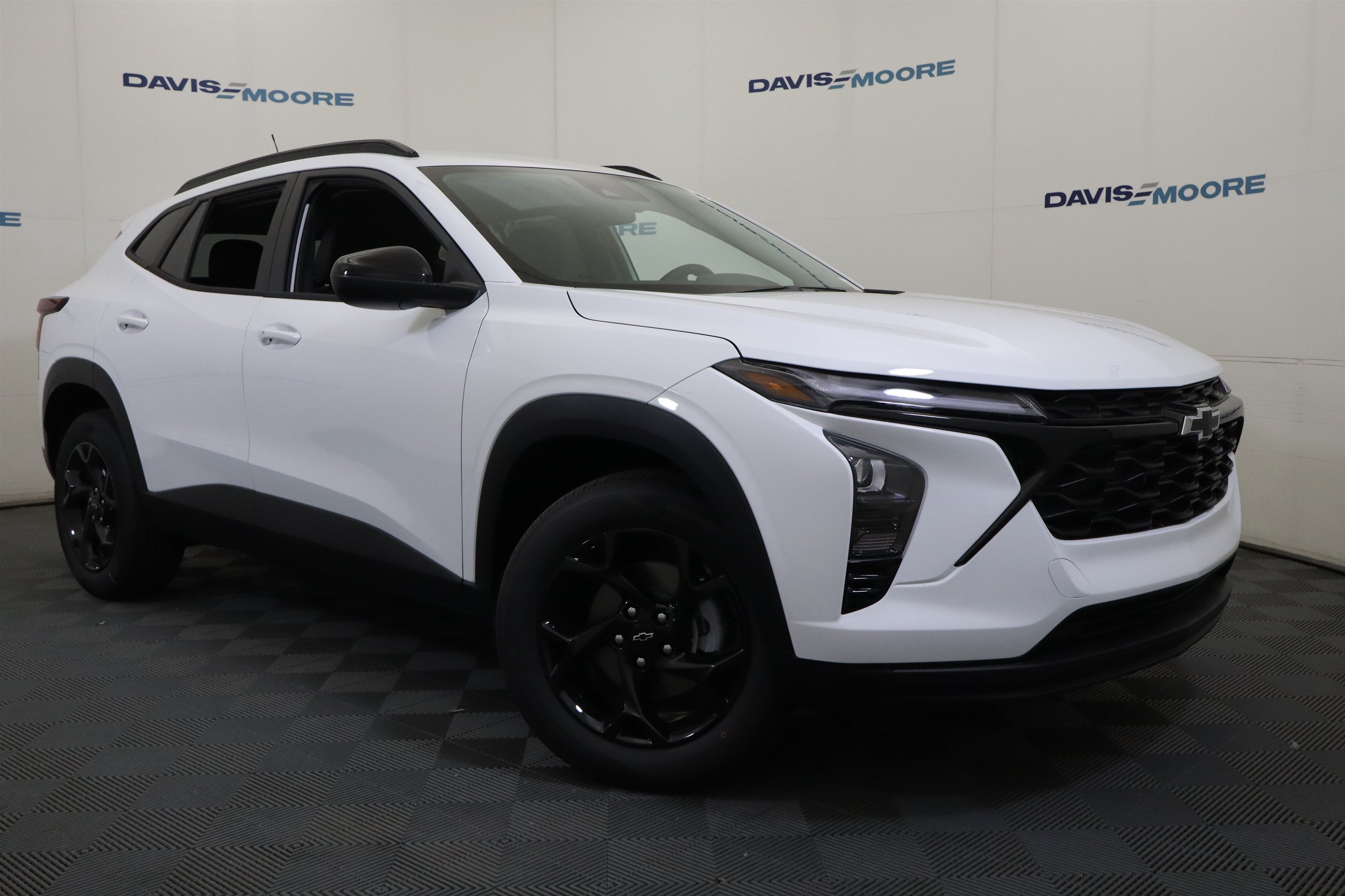 New 2026 Chevrolet Trax LT w/ Midnight Edition FWD image 2