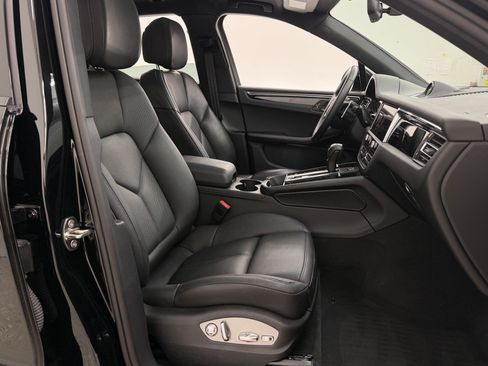 Certified 2025 Porsche Macan AWD/4WD image 25