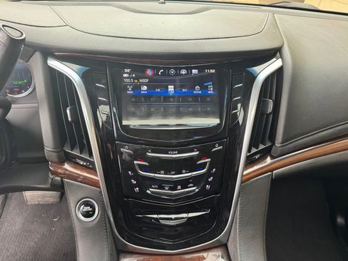 Used 2018 Cadillac Escalade ESV Luxury image 25