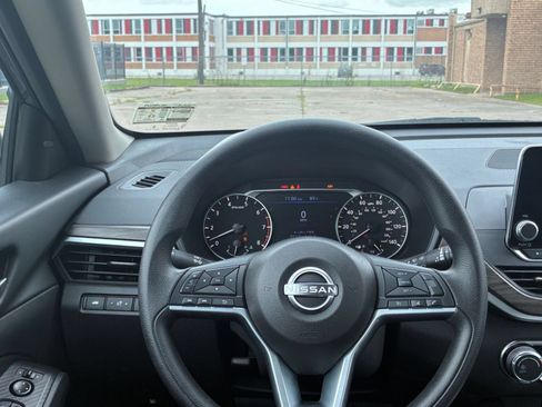 Used 2025 Nissan Altima 2.5 SV FWD image 30