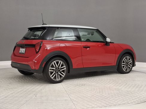 Used 2025 MINI Cooper 2-Door Hardtop image 7