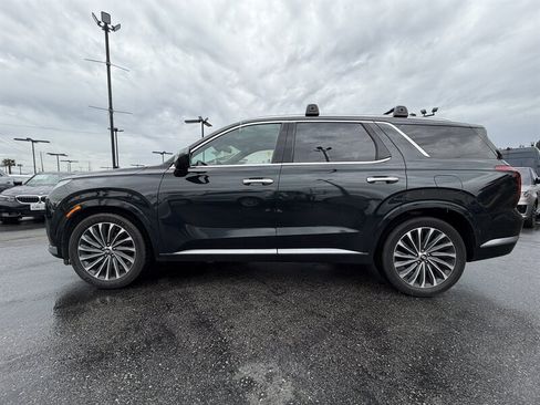 Used 2023 Hyundai Palisade Calligraphy FWD image 2