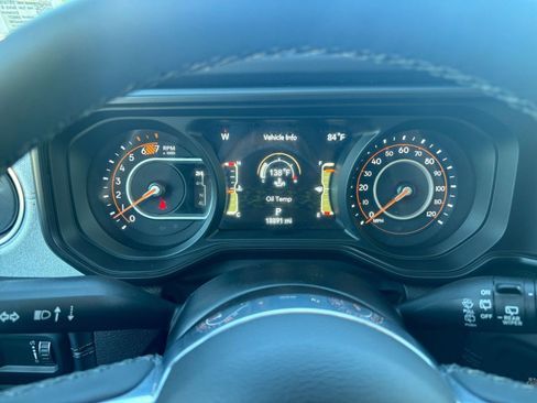 Used 2025 Jeep Wrangler Unlimited Sahara AWD/4WD image 40