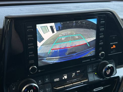 Used 2022 Toyota Highlander XLE image 20