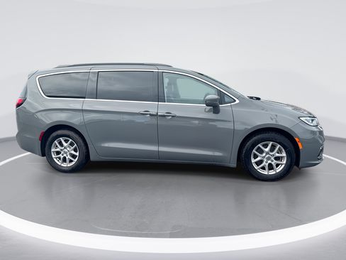Used 2022 Chrysler Pacifica Touring-L FWD image 3