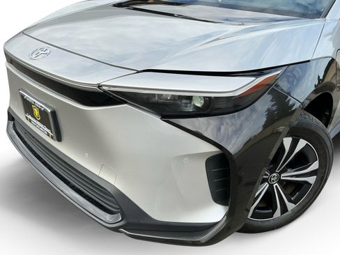 Used 2023 Toyota bZ4X XLE w/ Weather Package image 9