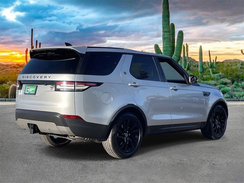Used 2018 Land Rover Discovery SE image 3