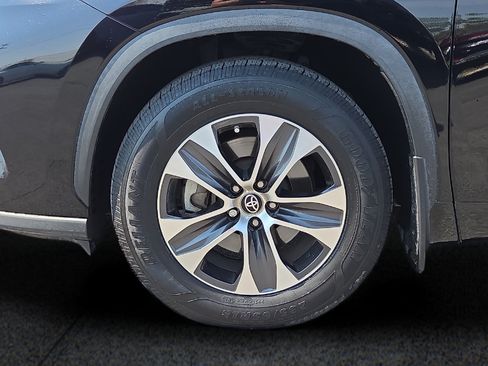Used 2022 Toyota Highlander XLE AWD/4WD image 8