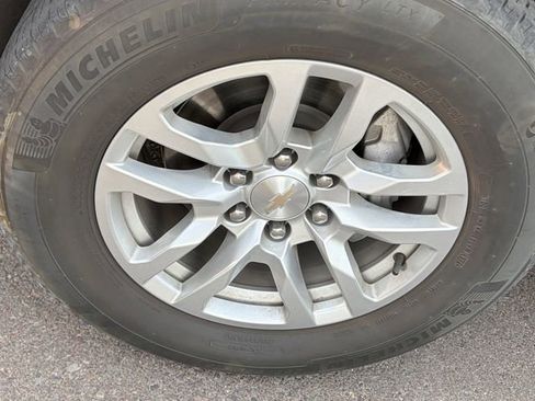 Used 2024 Chevrolet Suburban LT image 2