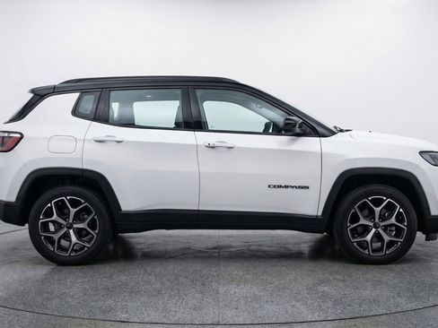 Used 2025 Jeep Compass Limited image 11