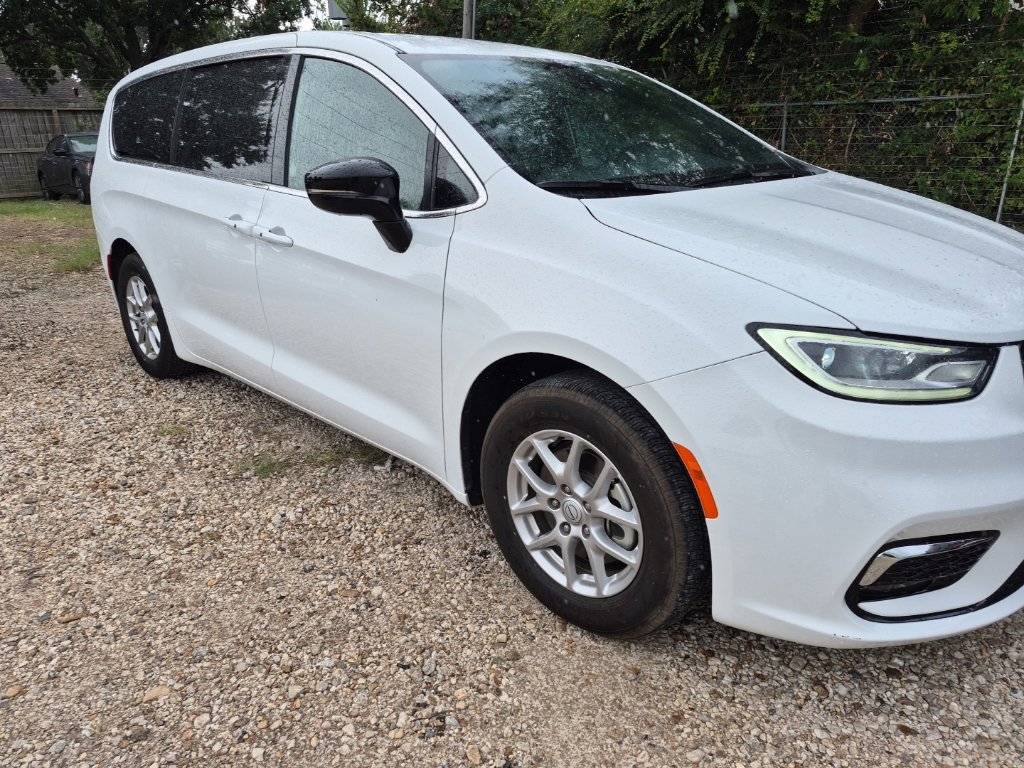 Used 2026 Chrysler Pacifica Select FWD image 4
