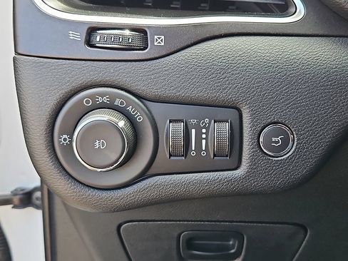 Used 2022 Jeep Cherokee Trailhawk w/ Comfort/Convenience Group AWD/4WD image 25