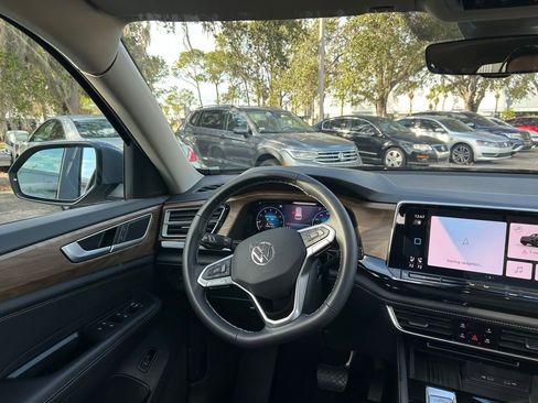 Used 2025 Volkswagen Atlas SE w/ Panoramic Sunroof Package image 9