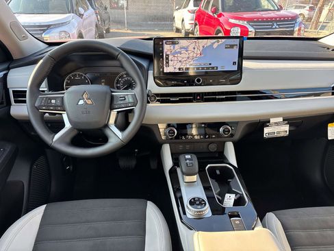 New 2026 Mitsubishi Outlander SE image 7