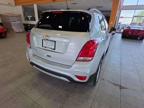 Used 2022 Chevrolet Trax LT w/ LT Convenience Package AWD/4WD image 9