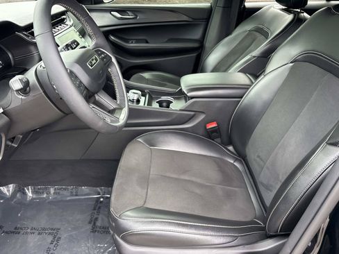 Used 2024 Jeep Grand Cherokee Altitude AWD/4WD image 14