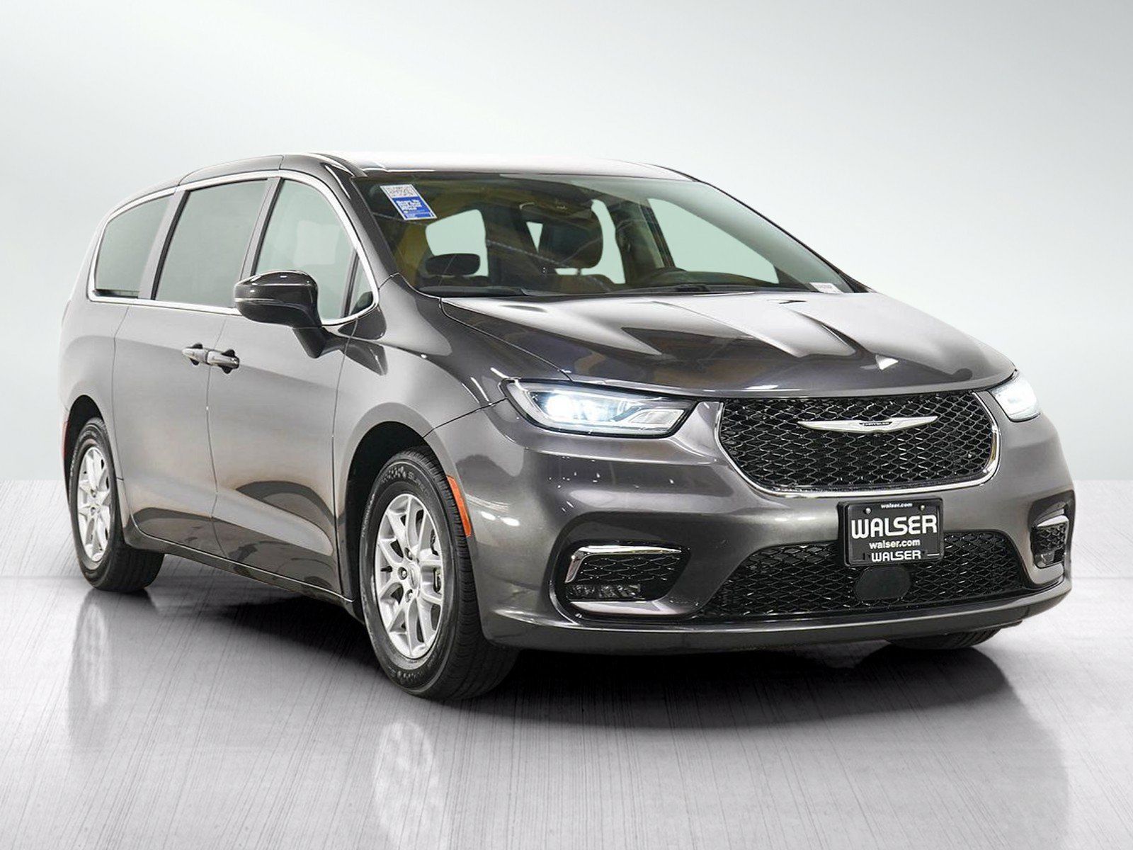 Used 2023 Chrysler Pacifica Touring-L FWD image 7