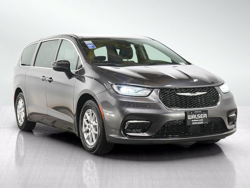 Used 2023 Chrysler Pacifica Touring-L FWD image 7