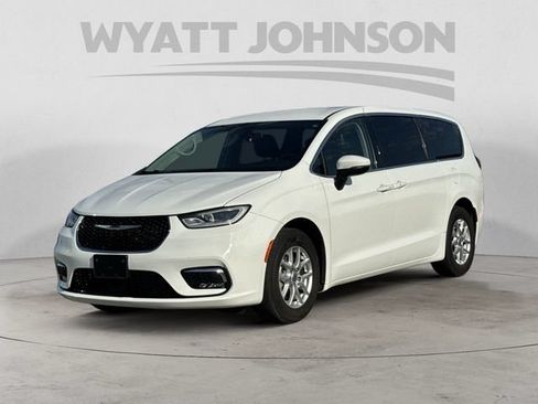 Used 2023 Chrysler Pacifica Touring-L FWD image 1