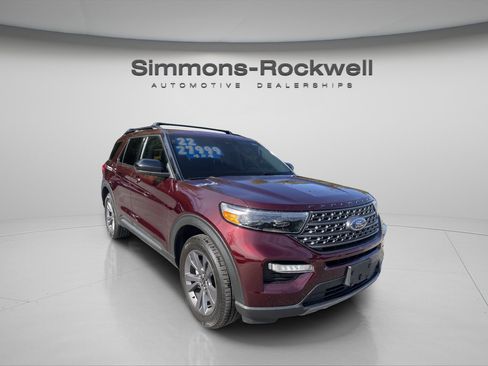 Used 2022 Ford Explorer XLT image 3