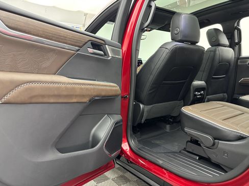 New 2026 GMC Acadia Denali Ultimate w/ LPO, Floor Liner Package AWD/4WD image 45