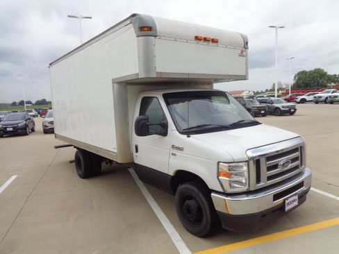 Used 2012 Ford E-350 and Econoline 350 Super Duty w/ Payload Pkg RWD image 4