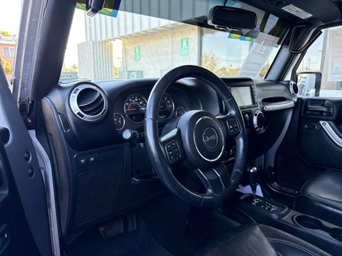 Used 2015 Jeep Wrangler Unlimited Rubicon w/ Connectivity Group image 18