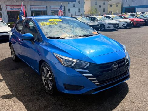 Used 2023 Nissan Versa SV image 2