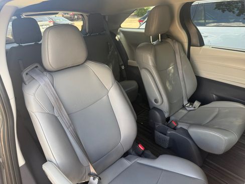 Used 2021 Toyota Sienna XLE AWD/4WD image 18
