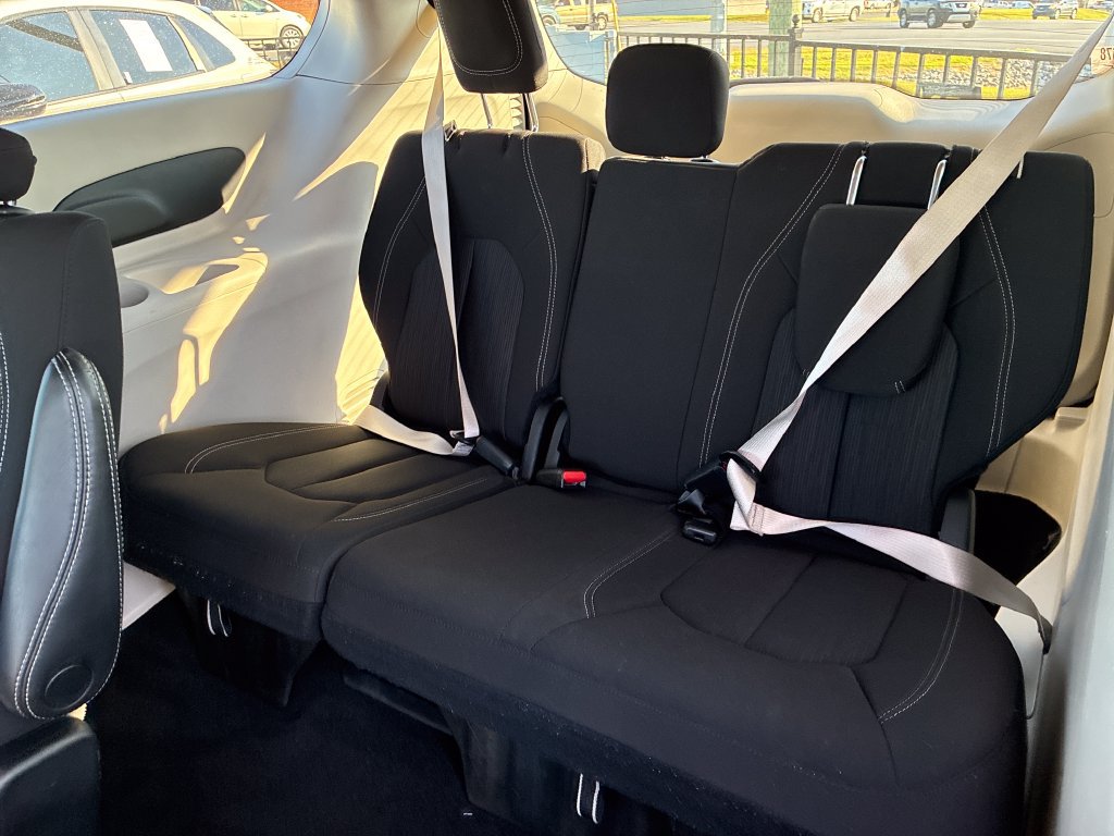 Used 2022 Chrysler Voyager LX FWD image 18