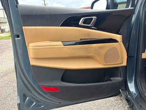 Used 2022 Kia Carnival EX FWD image 9