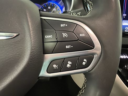 Used 2024 Chrysler Pacifica Touring-L FWD image 16