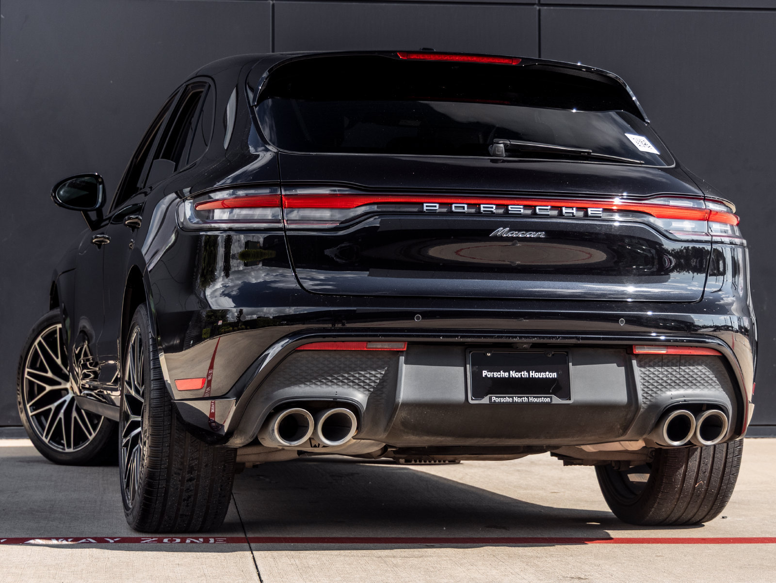Certified 2024 Porsche Macan AWD/4WD image 3
