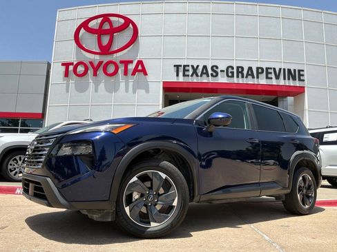 Used 2025 Nissan Rogue SV FWD image 2