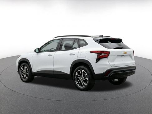 Used 2025 Chevrolet Trax LT FWD image 7