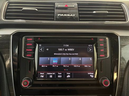 Used 2018 Volkswagen Passat 2.0T SEL Premium image 16