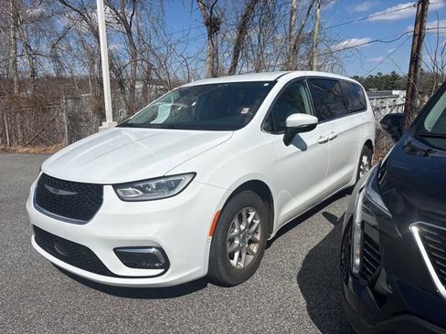 Used 2023 Chrysler Pacifica Touring-L image 1