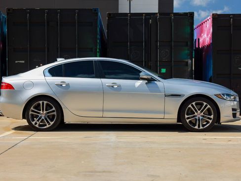 Used 2017 Jaguar XE Premium RWD image 15