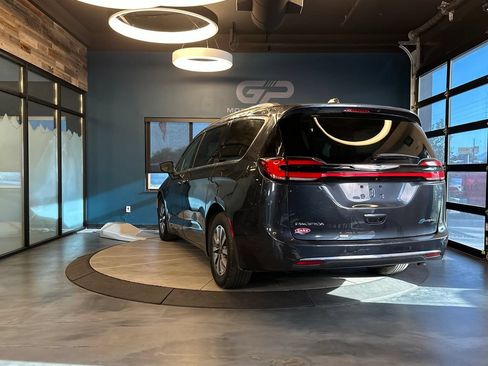 Used 2021 Chrysler Pacifica Touring-L FWD image 5