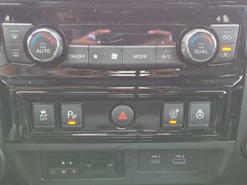 Used 2021 Nissan Titan PRO-4X w/ Pro-4x Convenience Package AWD/4WD image 18