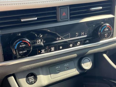 Used 2025 Nissan Rogue SV image 31