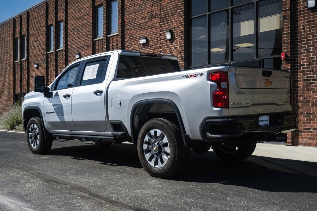 Used 2022 Chevrolet Silverado 2500 Custom w/ Custom Value Package AWD/4WD image 4