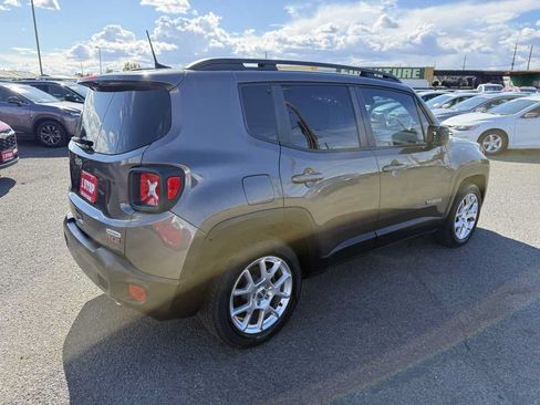 Used 2019 Jeep Renegade Latitude FWD image 6